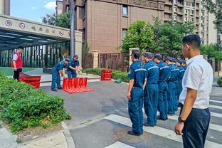 马斯克和特谢拉一脸问号？女主持人：为申花进球的是特斯拉？